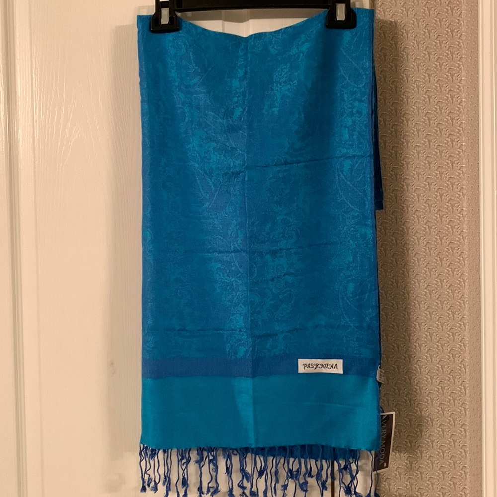 Fringed fashion wrap.